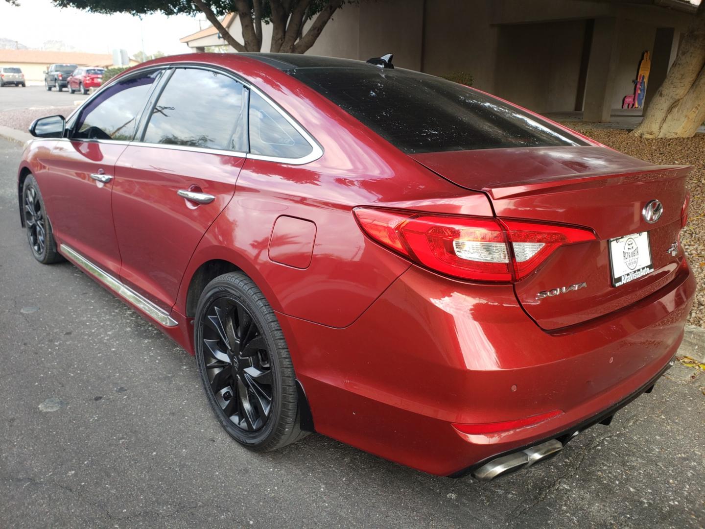 2015 /gray and black Hyundai Sonata sport 2.0t (5NPE34AB7FH) with an 2.0L L4 DOHC 16V engine, 4-Speed Automatic transmission, located at 323 E Dunlap Ave., Phoenix, AZ, 85020, (602) 331-9000, 33.567677, -112.069000 - Photo#5